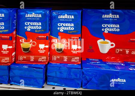 Italie - 29 novembre 2023 : café Lavazza Crema e Gusto moulu pour machines à expresso et moka en paquets exposés à la vente dans un supermarché italien Banque D'Images