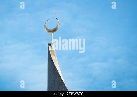 le croissant d'or sur l'un des deux minarets de la mosquée centrale de cologne ehrenfeld Banque D'Images