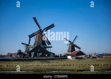 Les moulins à vent de Zaanse Schans et les célèbres canaux hollandais près d'Amsterdam Banque D'Images