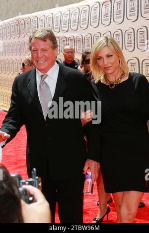 Culver City, États-Unis. 17 avril 2010. Ryan O'Neal et sa fille Tatum O'Neal à la « 8e cérémonie annuelle des TV Land Awards ». Arrivées à Sony Pictures, Culver City, CA le 17 avril 2010. Photo : Joseph Martinez/ PictureLux crédit : PictureLux/The Hollywood Archive/Alamy Live News Banque D'Images