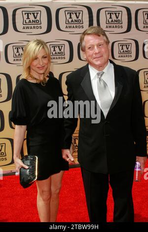 Culver City, États-Unis. 17 avril 2010. Ryan O'Neal avec sa fille Tatum O'Neal lors de la 8e cérémonie annuelle des TV Land Awards. Arrivées à Sony Pictures, Culver City, CA le 17 avril 2010. Crédit photo : Joseph Martinez/Picturelux crédit : PictureLux/The Hollywood Archive/Alamy Live News Banque D'Images