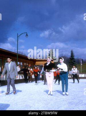 LIBERTY, NY - NOVEMBRE 30 : deux femmes patinent au Grossinger's Resort le 30 novembre 1954 à Liberty, New York. (Photo de Hy Peskin) Banque D'Images
