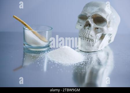Sucre et crâne humain. Le sucre est la drogue la plus dangereuse au monde. Banque D'Images