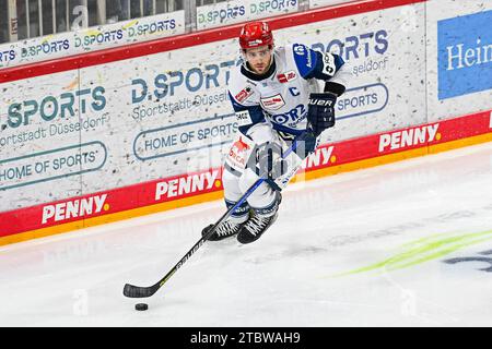 Eishockey DEL - Düsseldorfer EG vs Schwenninger Wild Wings am 08.102.2023 im PSD Bank Dome in Düsseldorf Schwenningens Thomas Larkin (Nr.37) Foto : osnapix Banque D'Images