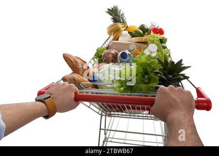 Homme avec un chariot plein de provisions sur fond blanc, gros plan Banque D'Images