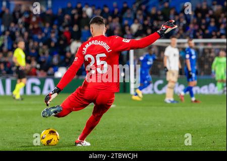 Madrid, Madrid, Espagne. 8 décembre 2023. LaLiga EA Sport Soccer Match ; Getafe CF 1 - Valencia CF 0 12/08/2023 .Goal kick by Valencia CF Goalkeeper 25 GIORGI MAMARDASHVILI (image de crédit : © Oscar Manuel Sanchez/ZUMA Press Wire) USAGE ÉDITORIAL SEULEMENT! Non destiné à UN USAGE commercial ! Crédit : ZUMA Press, Inc./Alamy Live News Banque D'Images