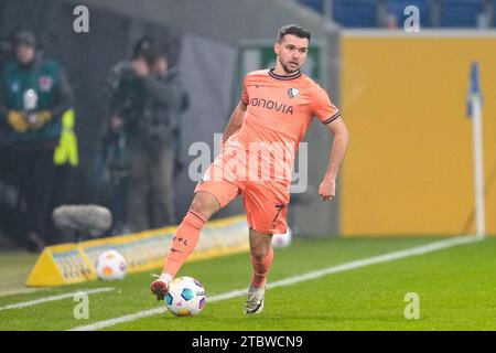 Sinsheim, Deutschland. 08 décembre 2023. Kevin Stöger (Boc, 7), Am ball, Freisteller, Ganzkörper, Einzelbild, Einzelfoto, Aktion, action, 08.12.2023, LES RÈGLEMENTS de Sinsheim (Deutschland), Fussball, Bundesliga, TSG 1899 Hoffenheim - VfL Bochum, DFB/DFL INTERDISENT TOUTE UTILISATION DE PHOTOGRAPHIES COMME SÉQUENCES D'IMAGES ET/OU QUASI-VIDÉO. Crédit : dpa/Alamy Live News Banque D'Images