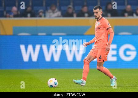 Sinsheim, Deutschland. 08 décembre 2023. Erhan Masovic (Boc, 4 ans), Am ball, Freisteller, Ganzkörper, Einzelbild, Einzelfoto, Aktion, action, 08.12.2023, LES RÈGLEMENTS de Sinsheim (Deutschland), Fussball, Bundesliga, TSG 1899 Hoffenheim - VfL Bochum, DFB/DFL INTERDISENT TOUTE UTILISATION DE PHOTOGRAPHIES COMME SÉQUENCES D'IMAGES ET/OU QUASI-VIDÉO. Crédit : dpa/Alamy Live News Banque D'Images