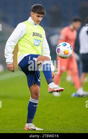 Sinsheim, Deutschland. 08 décembre 2023. Tom Bischof (Hoffenheim, 39 ans), Am ball, Freisteller, Ganzkörper, Einzelbild, Einzelfoto, Aktion, action, 08.12.2023, LES RÈGLEMENTS de Sinsheim (Deutschland), Fussball, Bundesliga, TSG 1899 Hoffenheim - VfL Bochum, DFB/DFL INTERDISENT TOUTE UTILISATION DE PHOTOGRAPHIES COMME SÉQUENCES D'IMAGES ET/OU QUASI-VIDÉO. Crédit : dpa/Alamy Live News Banque D'Images