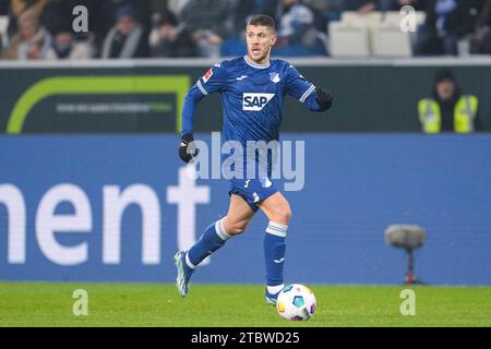 Sinsheim, Deutschland. 08 décembre 2023. Andrej Kramaric (Hoffenheim, 27 ans), Am ball, Freisteller, Ganzkörper, Einzelbild, Einzelfoto, Aktion, action, 08.12.2023, LES RÈGLEMENTS de Sinsheim (Deutschland), Fussball, Bundesliga, TSG 1899 Hoffenheim - VfL Bochum, DFB/DFL INTERDISENT TOUTE UTILISATION DE PHOTOGRAPHIES COMME SÉQUENCES D'IMAGES ET/OU QUASI-VIDÉO. Crédit : dpa/Alamy Live News Banque D'Images