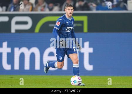 Sinsheim, Deutschland. 08 décembre 2023. Andrej Kramaric (Hoffenheim, 27 ans), Am ball, Freisteller, Ganzkörper, Einzelbild, Einzelfoto, Aktion, action, 08.12.2023, LES RÈGLEMENTS de Sinsheim (Deutschland), Fussball, Bundesliga, TSG 1899 Hoffenheim - VfL Bochum, DFB/DFL INTERDISENT TOUTE UTILISATION DE PHOTOGRAPHIES COMME SÉQUENCES D'IMAGES ET/OU QUASI-VIDÉO. Crédit : dpa/Alamy Live News Banque D'Images