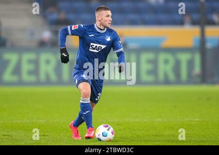 Sinsheim, Deutschland. 08 décembre 2023. Pavel Kaderabek (Hoffenheim, 3), Am ball, Freisteller, Ganzkörper, Einzelbild, Einzelfoto, Aktion, action, 08.12.2023, LES RÈGLEMENTS de Sinsheim (Deutschland), Fussball, Bundesliga, TSG 1899 Hoffenheim - VfL Bochum, DFB/DFL INTERDISENT TOUTE UTILISATION DE PHOTOGRAPHIES COMME SÉQUENCES D'IMAGES ET/OU QUASI-VIDÉO. Crédit : dpa/Alamy Live News Banque D'Images