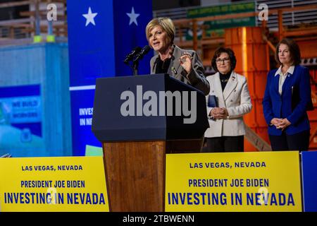 Las Vegas, États-Unis. 08 décembre 2023. Représentante Susie Lee, D-NV 3rd District, parle devant le président Biden au Carpenters International Training Center à Las Vegas, NV le vendredi 8 décembre 2023. (Travis P ball/Sipa USA) crédit : SIPA USA/Alamy Live News Banque D'Images