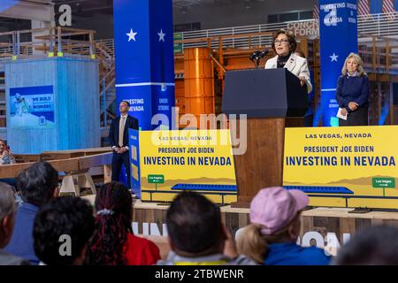 Las Vegas, États-Unis. 08 décembre 2023. Le sénateur Jacky Rosen, D-NV, parle devant le président Biden au Carpenters International Training Center à Las Vegas, NV, le vendredi 8 décembre 2023. (Travis P ball/Sipa USA) crédit : SIPA USA/Alamy Live News Banque D'Images