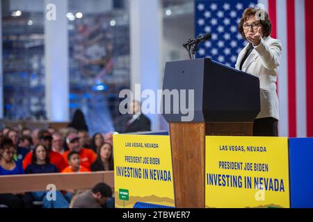 Las Vegas, États-Unis. 08 décembre 2023. Le sénateur Jacky Rosen, D-NV, parle devant le président Biden au Carpenters International Training Center à Las Vegas, NV, le vendredi 8 décembre 2023. (Travis P ball/Sipa USA) crédit : SIPA USA/Alamy Live News Banque D'Images