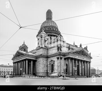 Une image en noir et blanc de la cathédrale Saint Isaac Banque D'Images