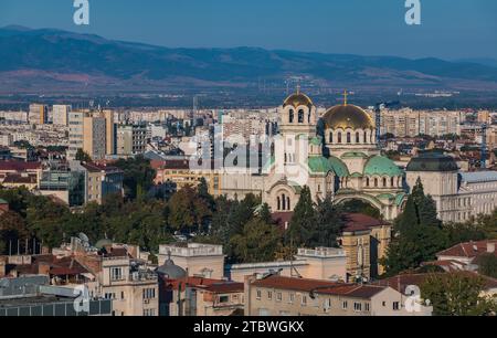 Une photo de la cathédrale Alexandre Nevski vue à travers les toits de Sofia Banque D'Images