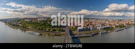 Une image panoramique de Bratislava vue du haut de la plate-forme d'observation des OVNIS Banque D'Images