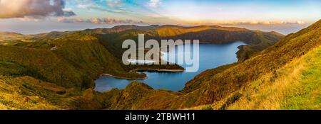 Une photo panoramique du lac de feu (Lagoa do Fogo) Banque D'Images