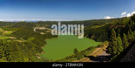 Une image panoramique du lac des sept villes (Lagoa das Sete Cidades) Banque D'Images