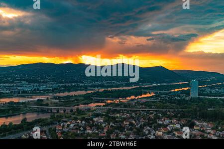 Une photo du côté nord de Vienne lors d'un coucher de soleil spectaculaire Banque D'Images