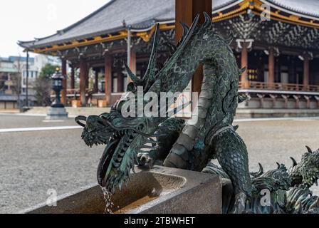 Une image du dragon qui orne le chozuya (eau cérémonielle) du temple Higashi Hongan-ji Banque D'Images