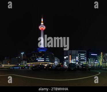 Une image panoramique de la Tour de Kyoto et de la place de la gare de Tokyo la nuit Banque D'Images