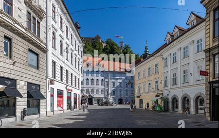 Une image panoramique de la rue Stritarjeva qui mène à la place de la ville Banque D'Images