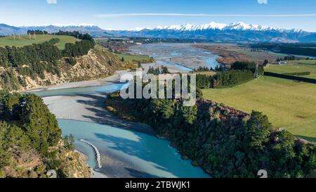 L'eau transparente bleu vif dans la rivière Waimakariri coulant à travers la gorge rurale dans les terres agricoles dans la région de Canterbury de New Banque D'Images