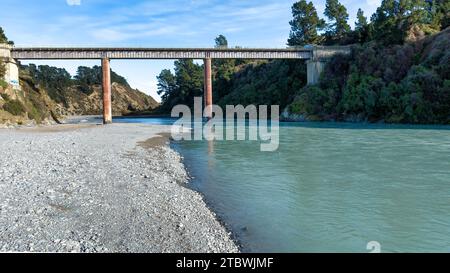 L'eau transparente bleu vif dans la rivière Waimakariri coulant à travers la gorge rurale dans les terres agricoles dans la région de Canterbury de New Banque D'Images