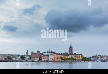 Une photo de Gamla Stan, la vieille ville de Stockholm, par temps nuageux Banque D'Images