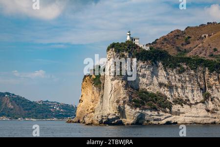 Une photo du phare de Capo Miseno Banque D'Images