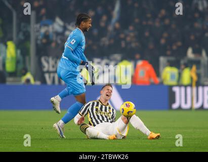 Torino, Italie. 08 décembre 2023. André-Frank Zambo Anguissa de Napoli (G) et Arkadiusz Milik de Juventus (D) vus en action lors du match entre la Juventus FC et Naples dans le cadre de la Serie A italienne, match de football à l'Allianz Stadium, Turin. Score final ; Juventus FC 1 - 0 SSC Napoli. Crédit : SOPA Images Limited/Alamy Live News Banque D'Images
