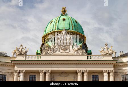 Une photo de la partie supérieure de la façade principale de la Hofburg (Vienne) Banque D'Images