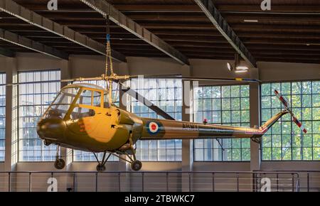 Une photo d'un petit hélicoptère américain à l'intérieur du hangar principal du Musée polonais de l'aviation Banque D'Images