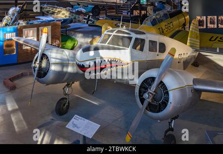 Une photo du Cessna UC-78a Bobcat à l'intérieur du hangar principal du Musée polonais de l'aviation Banque D'Images