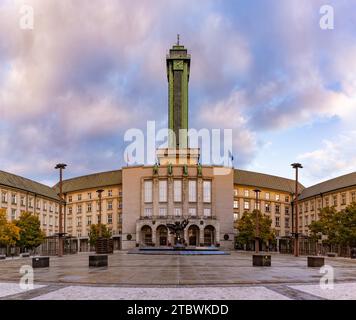 Une photo du nouvel hôtel de ville d'Ostrava prise de sa place Banque D'Images