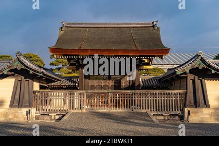 Une photo de l'une des entrées latérales du palais impérial de Kyoto Banque D'Images