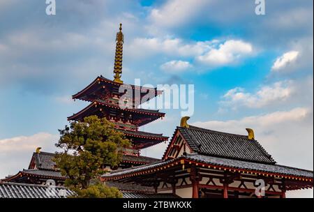 Une photo des toits et de la pagode du temple Shitenno-ji, Osaka Banque D'Images