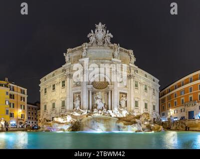 Une photo de la fontaine de Trevi la nuit Banque D'Images