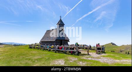 Une photo de la chapelle de Marie des neiges sur Velika Planina, ou plateau de Big Pasture Banque D'Images