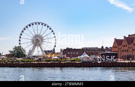 Une photo de la grande roue AmberSky à Gdansk et le grand panneau de Gdansk Banque D'Images