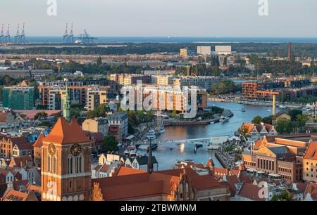 Une photo de la rivière Motlawa à Gdansk et de la nouvelle passerelle Olowianka, avec la tour de l'église Saint-Jean en bas à gauche Banque D'Images