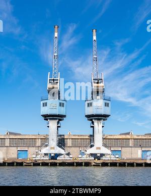 Une photo de deux grandes grues dans le chantier naval de Gdansk Banque D'Images