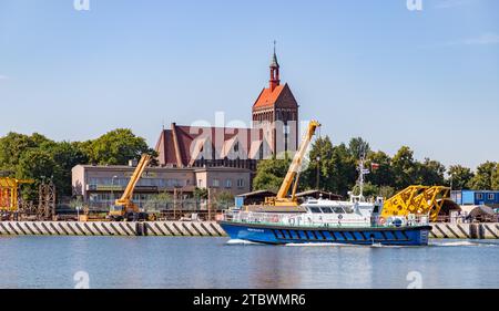 Une photo d'un navire devant l'église maritime à GDA?sk Banque D'Images