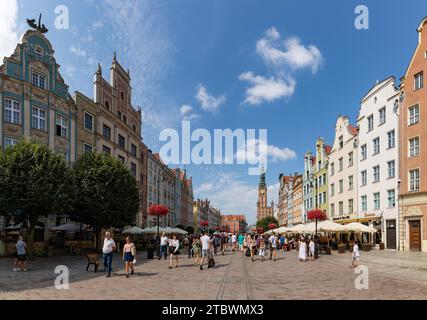 Une photo du long marché à Gdansk, avec l'hôtel de ville principal à la fin Banque D'Images