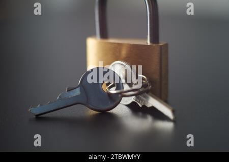 Verrouillage des touches de laiton, jouant avec la lumière, l'ombre, de réflexion et de surfaces, selective focus Banque D'Images