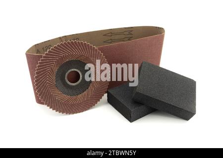 Jeu de différents outils pour meuler, bande abrasive, éponge abrasive et disque à lamelles pour meuleuse d'angle, isolé sur fond blanc Banque D'Images