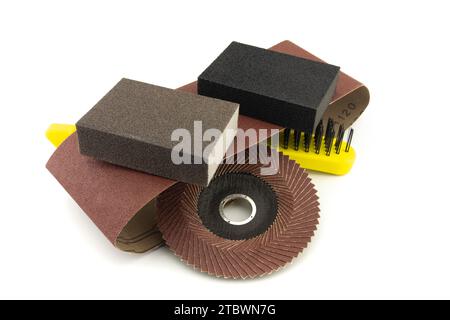 Jeu de différents outils pour meuler, bande abrasive, brosse en soies métalliques, éponge abrasive et disque à lamelles pour meuleuse d'angle, isolé sur blanc Banque D'Images