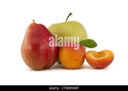 Abricot, poire et pomme verte entiers et coupés en deux, isolés sur fond blanc Banque D'Images
